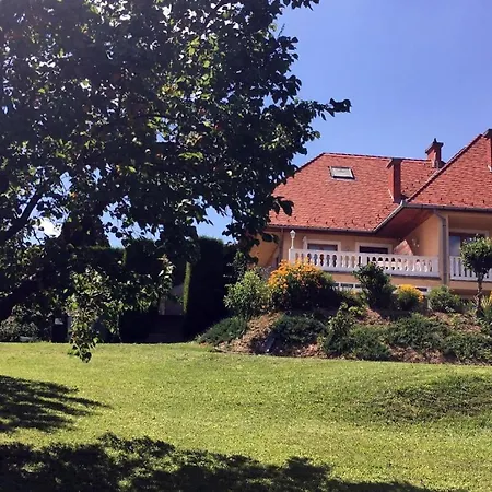 Apartment Im Obergeschoss Mit Suedlage Und Balkon