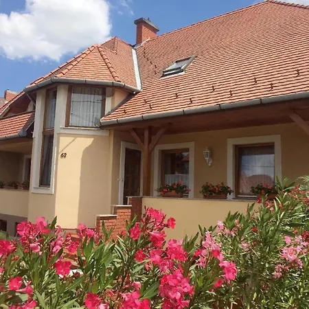 Im Obergeschoss Mit Suedlage Und Balkon דירה *