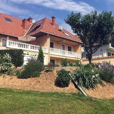 Apartment Im Obergeschoss Mit Suedlage Und Balkon *